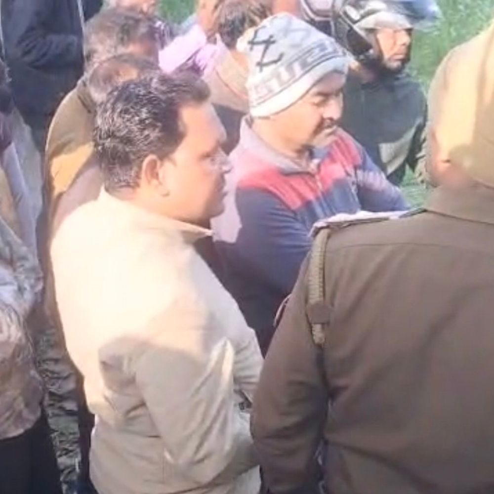 महराजगंज में किशोर का शव पेड़ से लटका मिला:मौके से चप्पल और मोबाइल मिला, फॉरेंसिक टीम ने जुटाए साक्ष्य