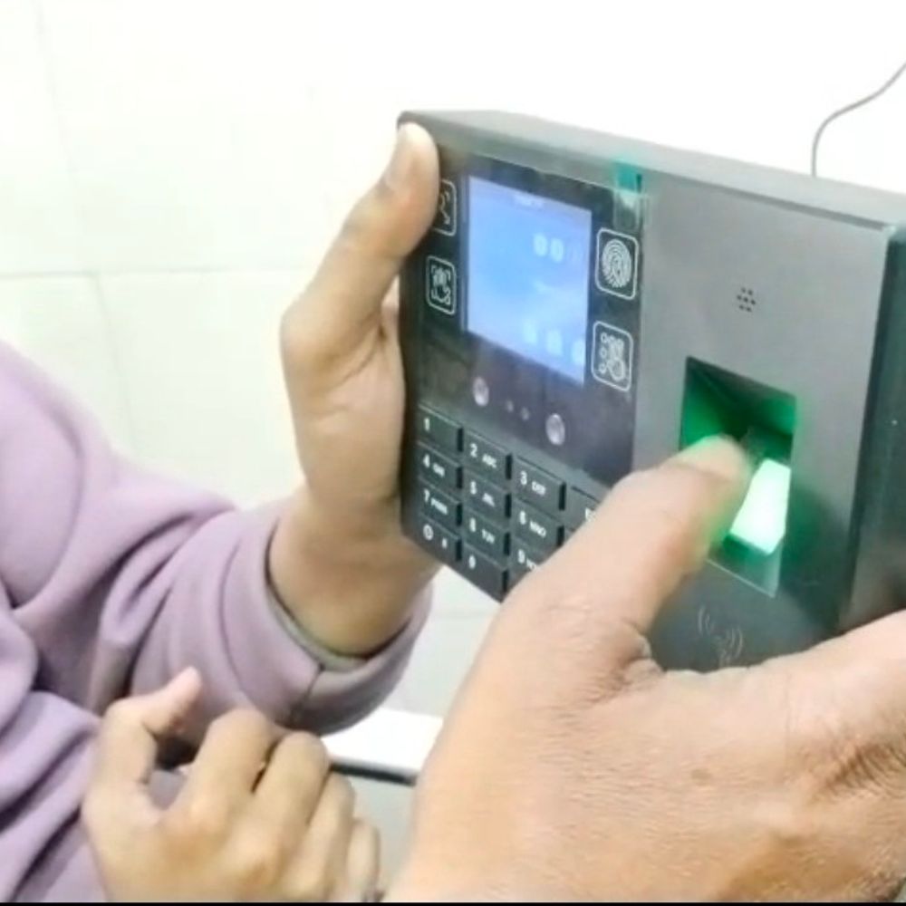 रायबरेली जिला अस्पताल में बायोमेट्रिक अटेंडेंस शुरू:कर्मचारियों की उपस्थिति के लिए तीन मशीनें लगाई गईं