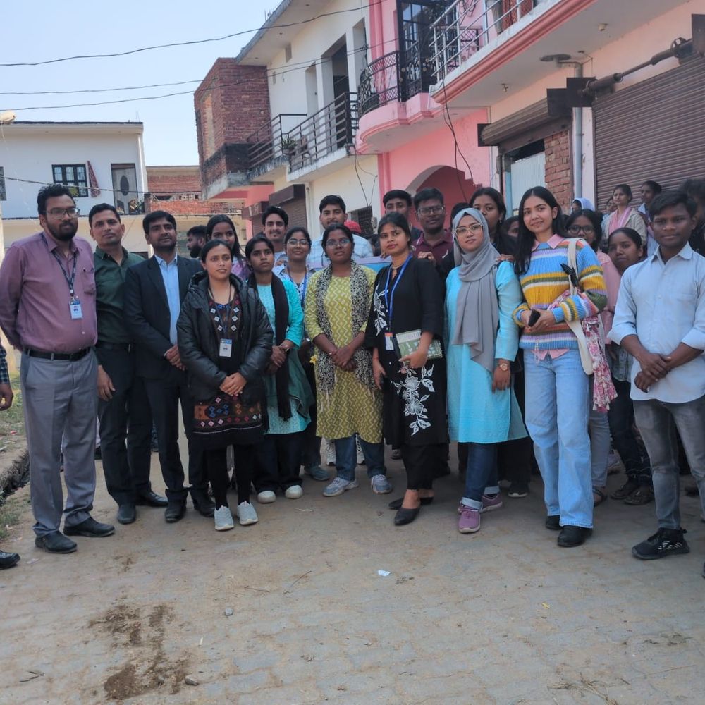 डॉ. शकुंतला मिश्रा विवि का विशेष शिविर:काकोरी के मौंदा गांव में छात्रों संग ग्रामीणों ने समझा विकास