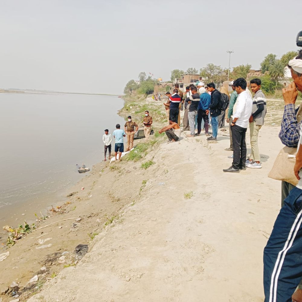 उन्नाव के बक्सर घाट पर युवक का शव मिला:नदी किनारे शव उतराया दिखा, स्थानीय लोगों ने पुलिस को सूचना दी