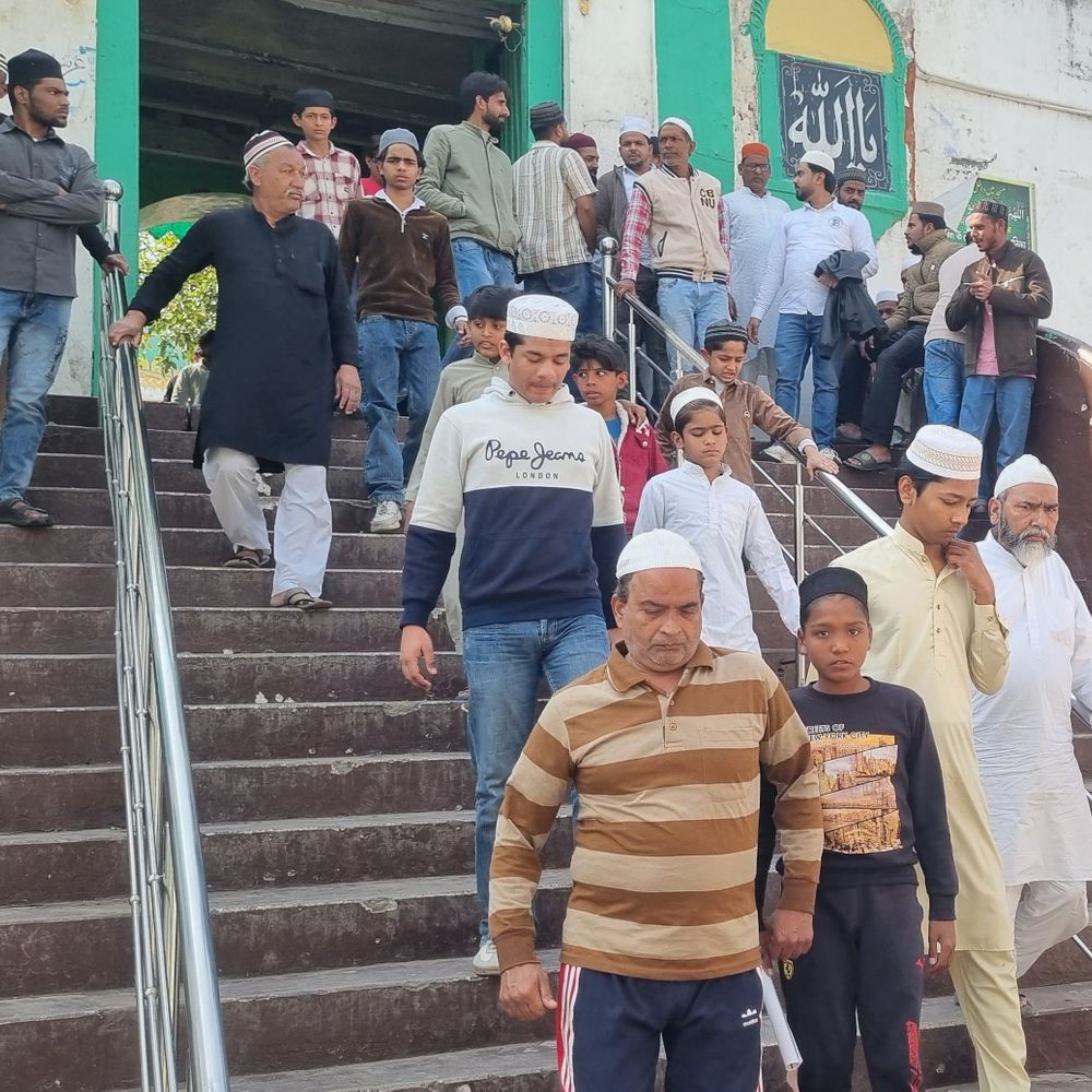 संभल में कड़ी सुरक्षा के बीच जुम्मे की नमाज अदा:दो थानों की पुलिस और RRF तैनात, नमाजियों ने बताया शांतिपूर्ण माहौल