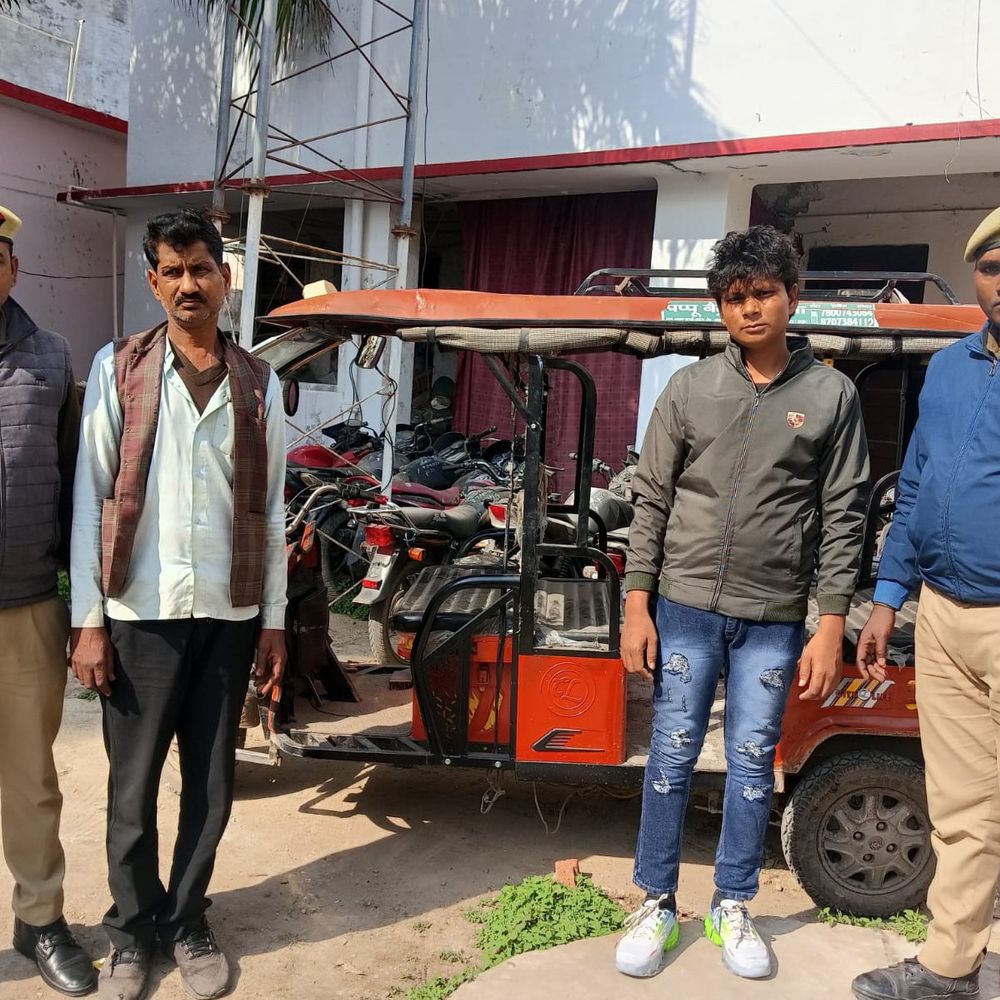 बांदा में ई-रिक्शा चोरी के दो आरोपी गिरफ्तार:पुलिस ने कनवारा बाईपास से किया खुलासा, ई-रिक्शा बरामद