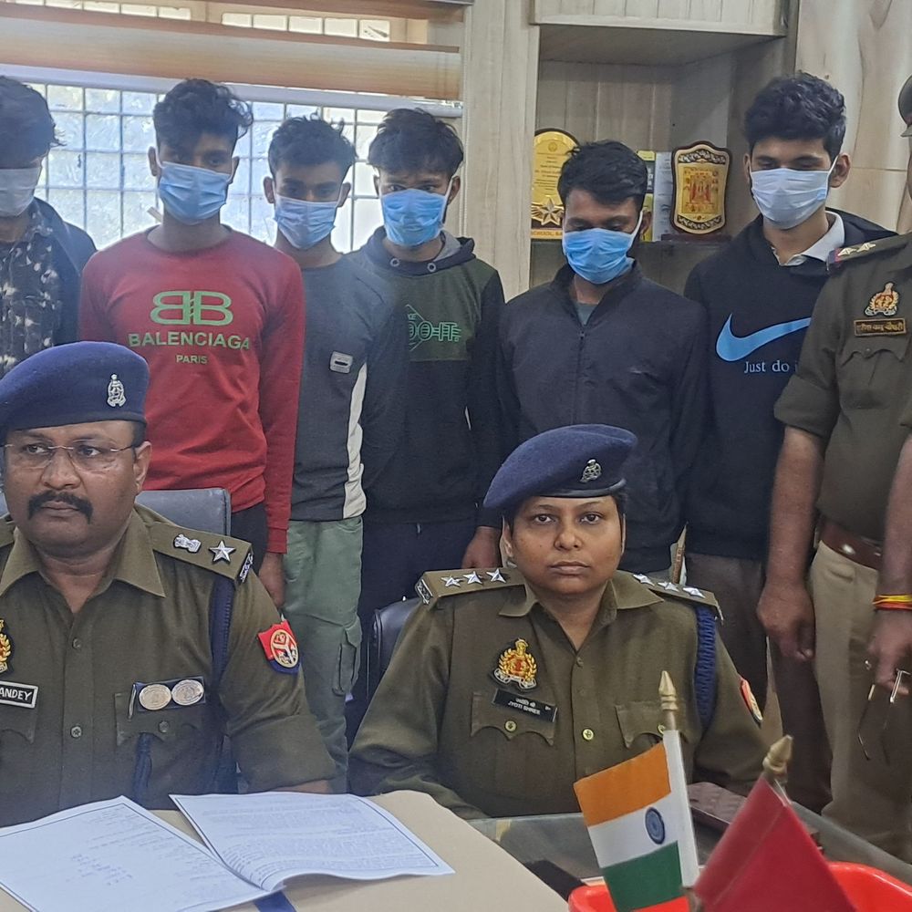 बलरामपुर में स्कूल-पंचायत भवनों में चोरी करने वाले 6 गिरफ्तार:चोरी के लाखों का सामान बरामद, आरोपियों को भेजा जेल