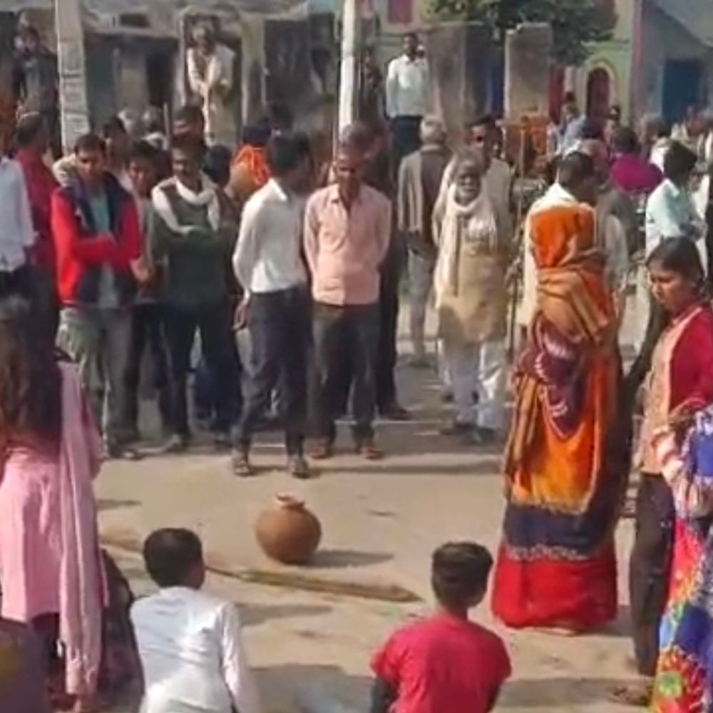 हमीरपुर में दो पक्षों में मारपीट, पथराव:घायल पक्ष ने हाईवे जाम कर किया विरोध प्रदर्शन