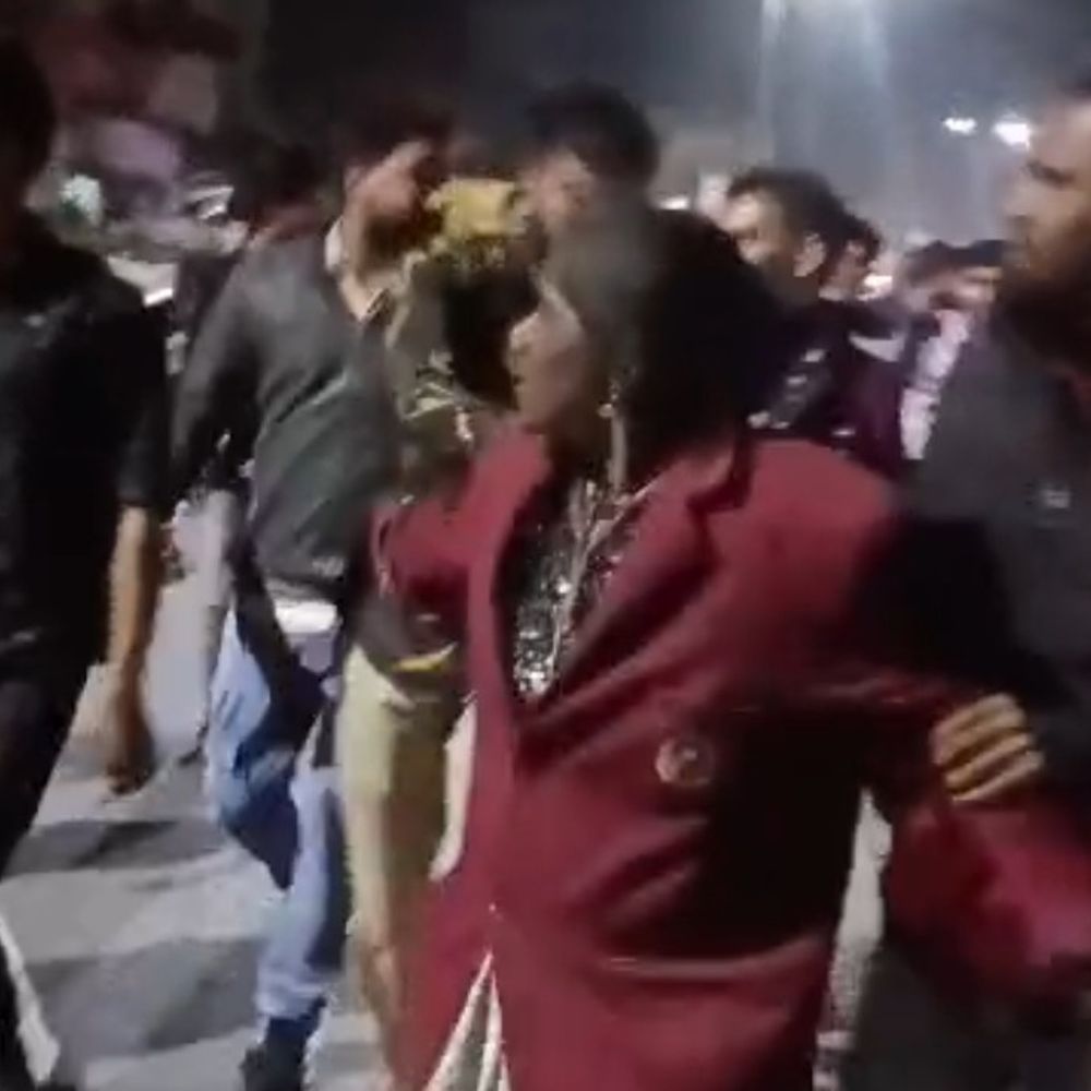 आगर में बच्चा चोरी का शक, संदिग्ध महिला हिरासत में:  लोगों ने पकड़ा, खिलौने जब्त; पुलिस पूछताछ के लिए थाने ले गई – Agar Malwa News