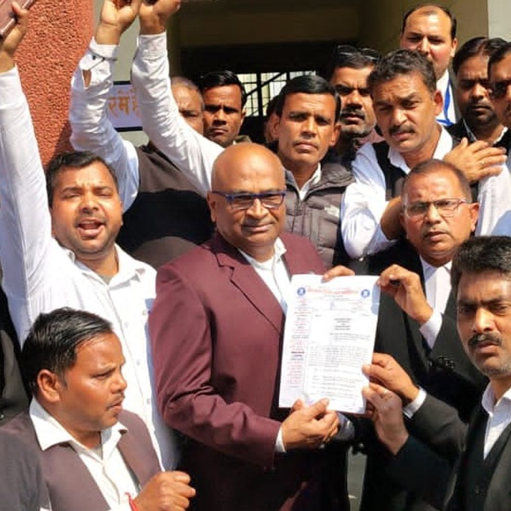 रामपुर वकील हत्याकांड को लेकर लखीमपुर में विरोध प्रदर्शन:वकीलों ने मुख्यमंत्री को संबोधित ज्ञापन एसडीएम को सौंपा