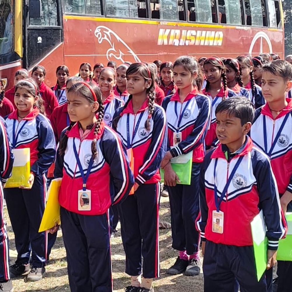 चंदौसी के पीएमश्री छात्रों ने चंदौसी आईटीआई का भ्रमण किया:औद्योगिक प्रशिक्षण संस्थानों की लैब देखी, रोबोट वेल्डिंग समझी