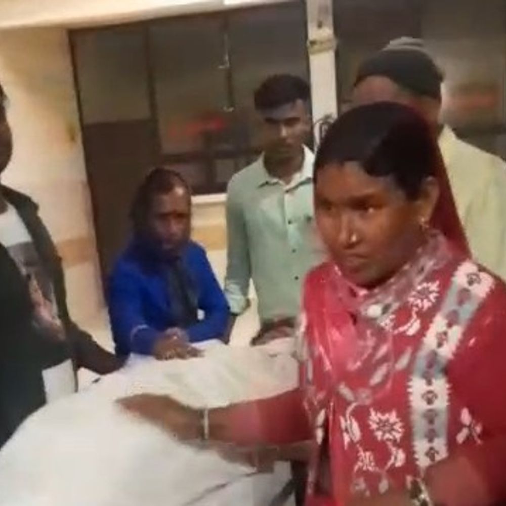 अज्ञात वाहन की टक्कर से युवक की मौत:भदोही में भांजे के जन्मदिन का केक लेकर लौटते समय हादसा