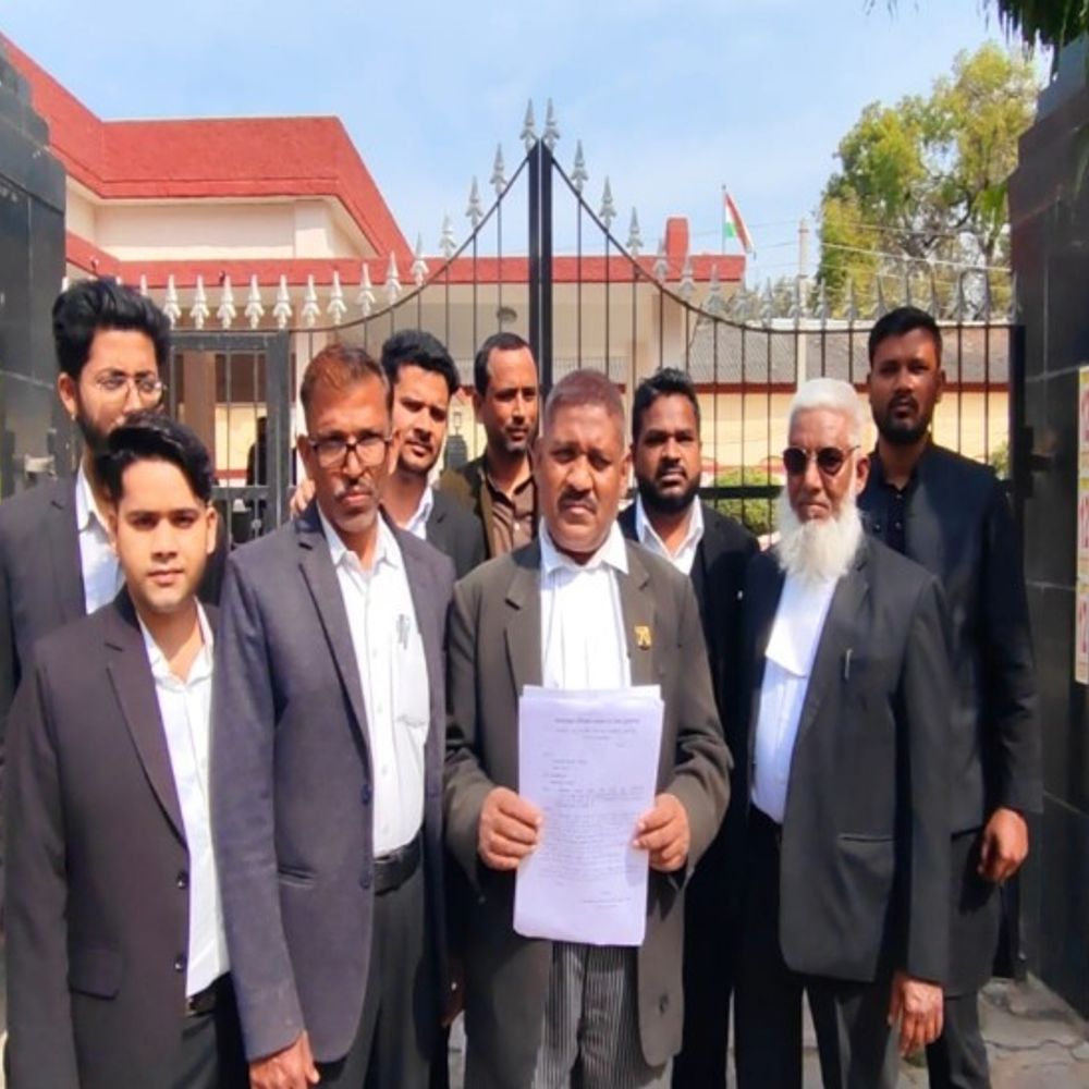 सुल्तानपुर में अल्पसंख्यक अधिवक्ता कल्याण ट्रस्ट ने किया प्रदर्शन:रामपुर में अधिवक्ता की गोली मारकर हत्या का मामला, उठाई कई मांग