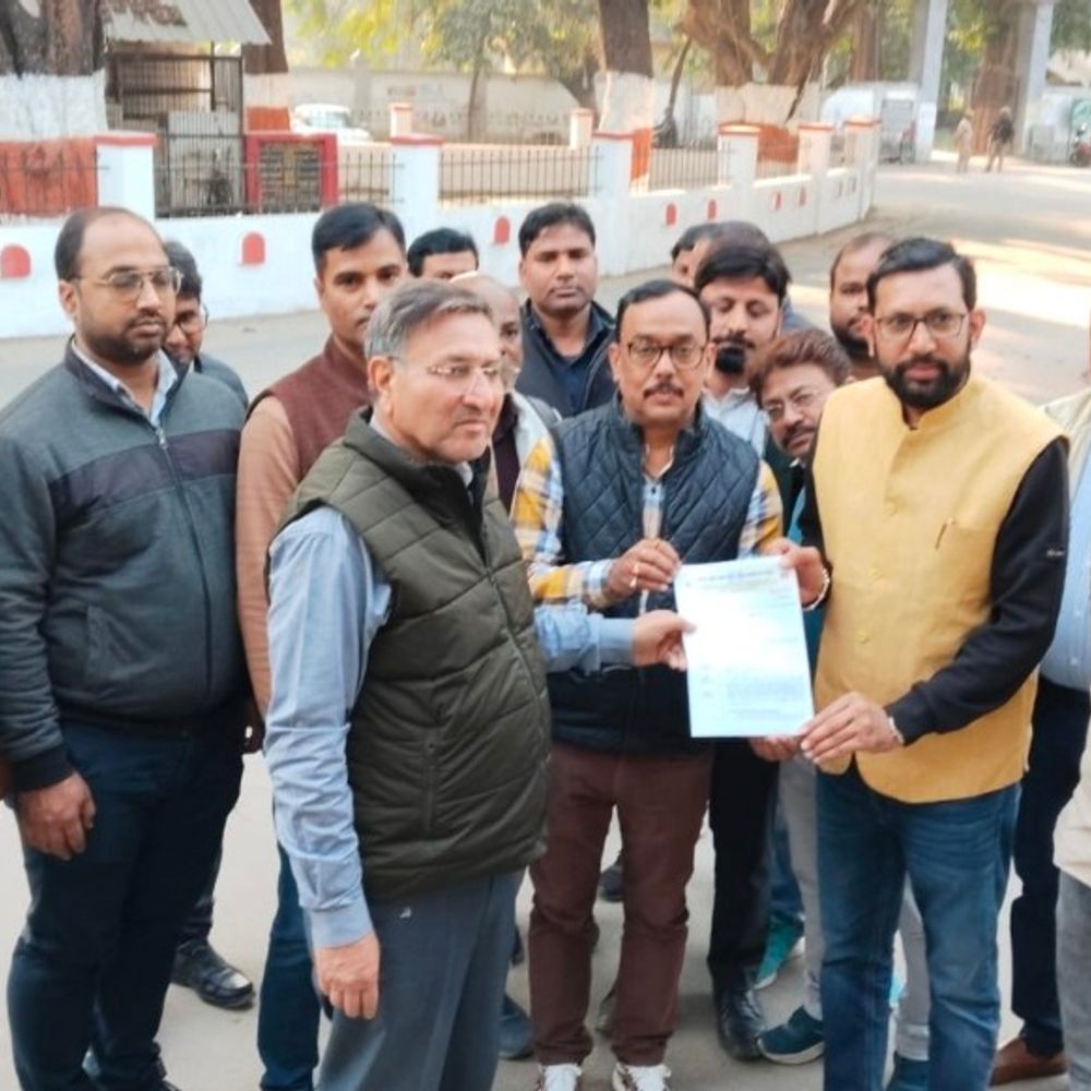 यूपी NHM संविदा कर्मचारियों का प्रदर्शन:बलिया में वेतन में देरी पर डीएम को सौंपा ज्ञापन, हर माह 7 तारीख तक भुगतान की मांग