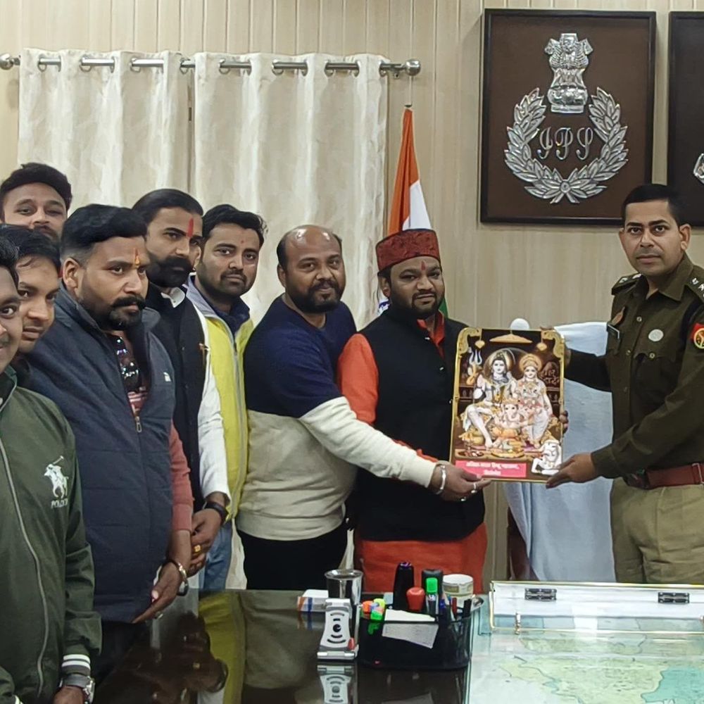 हिन्दू महासभा ने नए एसपी का स्वागत किया:रेस्टोरेंटों में 'बंद केबिन', यातायात व्यवस्था सुधारने को लेकर ज्ञापन सौंपा