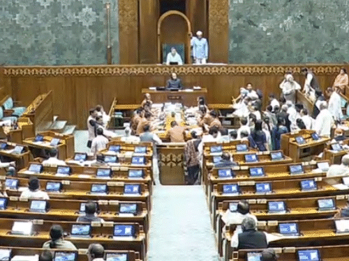 लोकसभा में 'हरदीप पुरी इस्तीफा दो' के नारे लगे:संसद की कार्यवाही 9 मार्च तक स्थगित; BJP बोली- राहुल सत्ता पाने को देश का बंटवारा चाहते थे