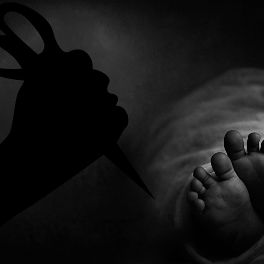 पिता ने 8-माह की बेटी का कैंची से गला काटा:फिर खुद के गले पर किया वार, सुसाइड करने के लिए फंदा लगाया