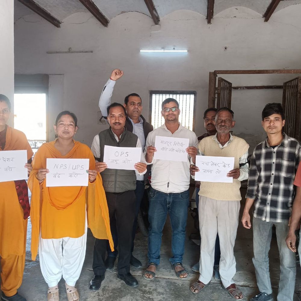 उत्तरी रेलवे मजदूर यूनियन का प्रदर्शन:जौनपुर शाखा ने काली पट्टी बांधकर सरकारी नीतियों का किया विरोध