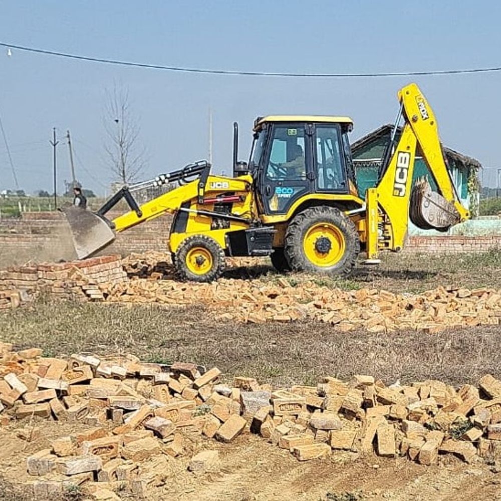 हापुड़ में HPDA ने अवैध प्लाटिंग पर चलाया बुलडोजर:58 हजार वर्ग मीटर से अधिक जमीन पर कार्रवाई