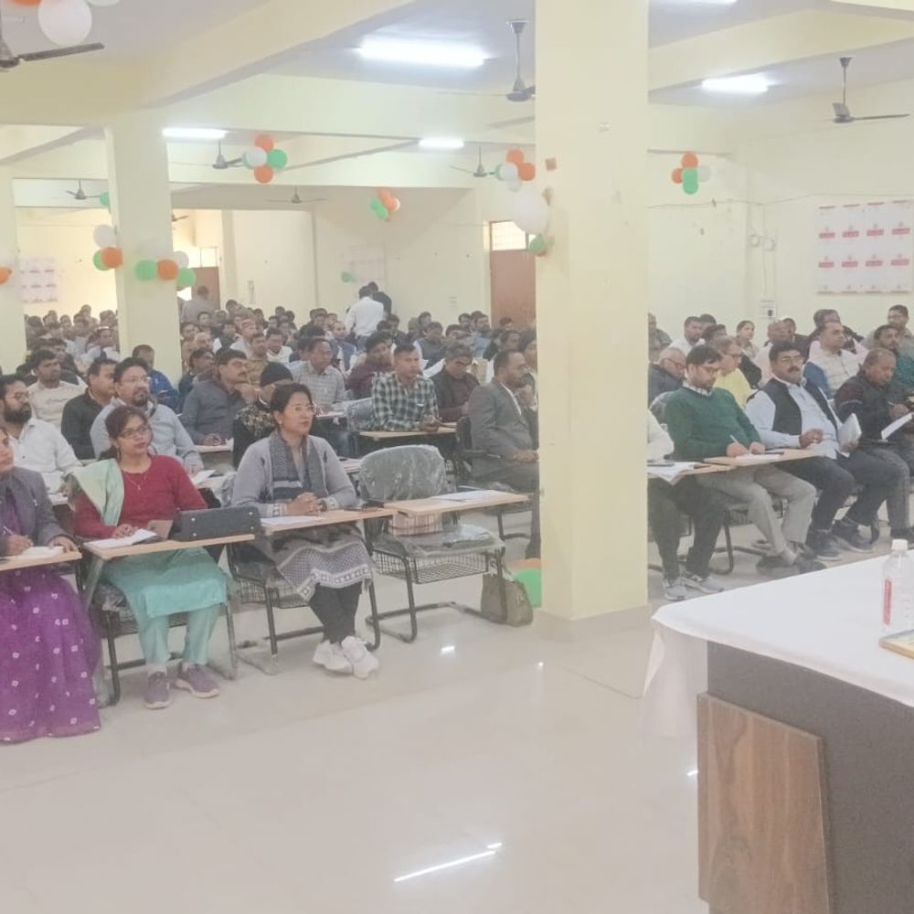 हाईस्कूल-इंटरमीडिएट बोर्ड परीक्षा की तैयारियों की समीक्षा बैठक:3 जोनल, 10 सेक्टर, 94 स्टेटिक मजिस्ट्रेट और 94 केंद्र व्यवस्थापकों कराएंगे नकल विहीन परीक्षा