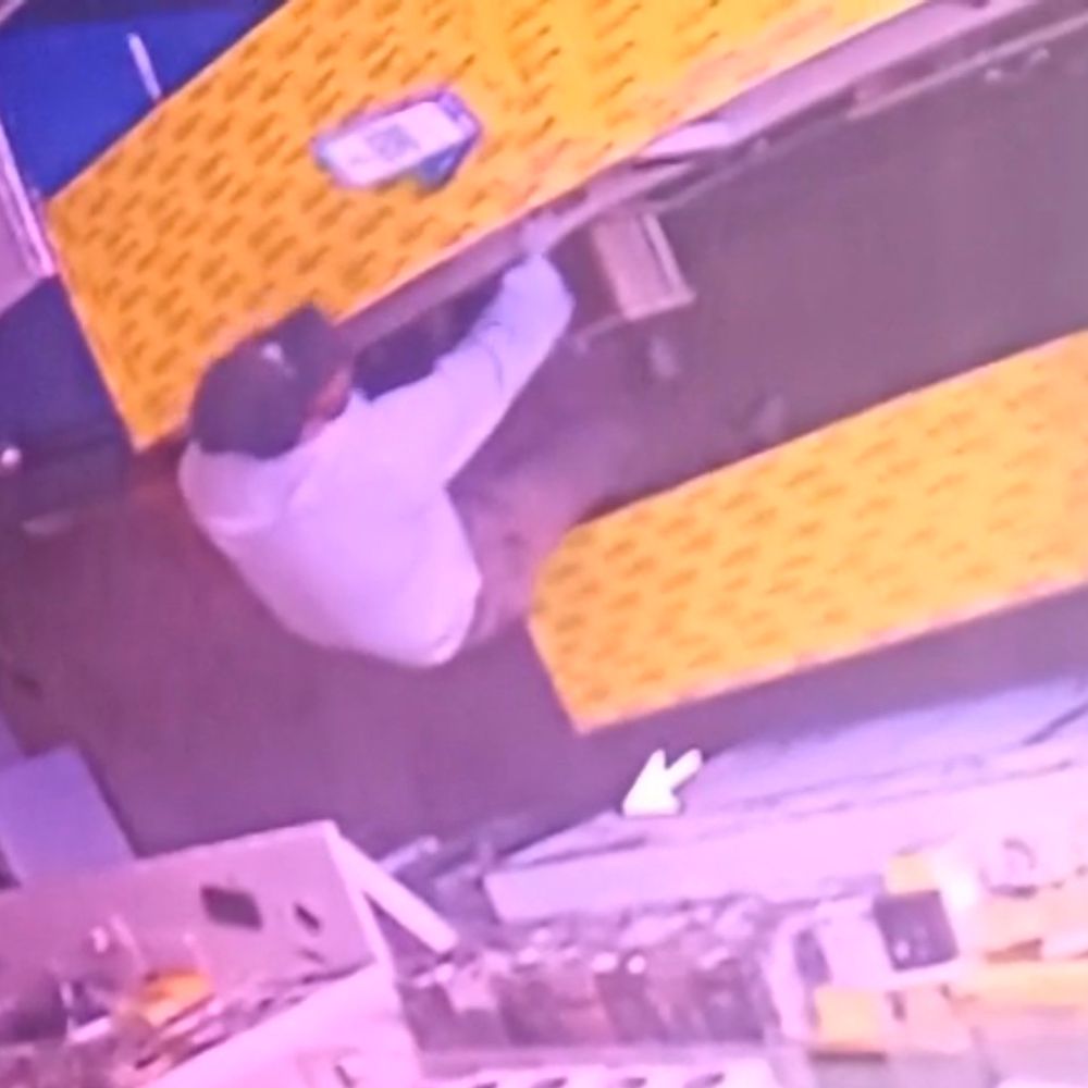 प्रतापगढ़ में बाजार में मोबाइल दुकान से चोरी:हजारों की नकदी गायब, CCTV फुटेज से पहचान में जुटी पुलिस