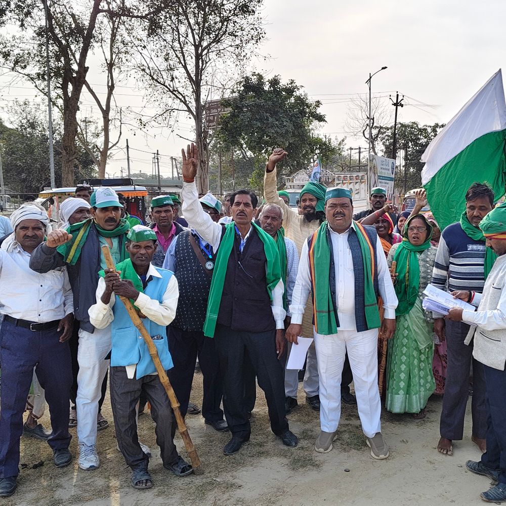 कौशांबी में भारतीय किसान यूनियन का प्रदर्शन:भानू गुट ने भ्रष्टाचार के खिलाफ डीएम को ज्ञापन सौंपा