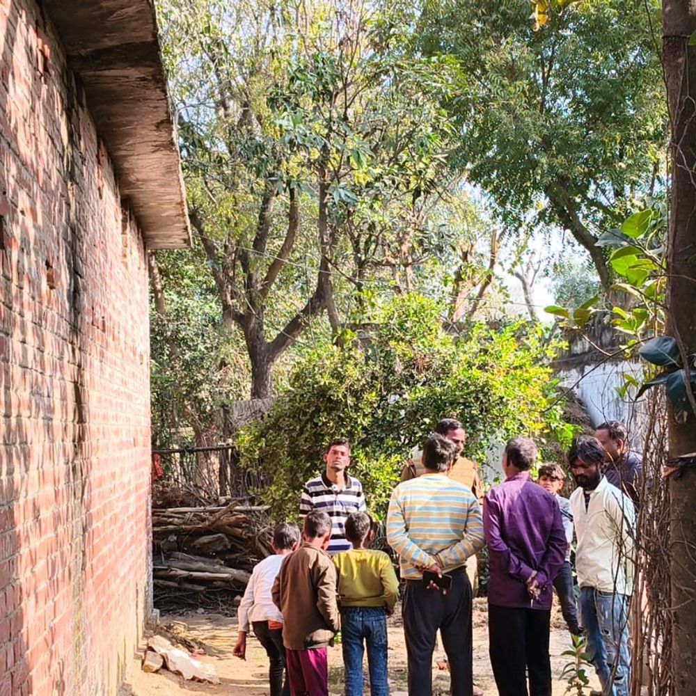 प्रतापगढ़ में खिड़की तोड़कर घर में घुसे चोर:लाखों के गहने और नकदी लेकर हुए फरार, सुबह घर वालों को चला पता