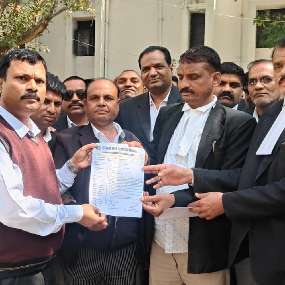 रामपुर में अधिवक्ता की हत्या पर ललितपुर में आक्रोश:वकीलों ने 50 लाख मुआवजे, गिरफ्तारी और प्रोटेक्शन एक्ट की मांग की