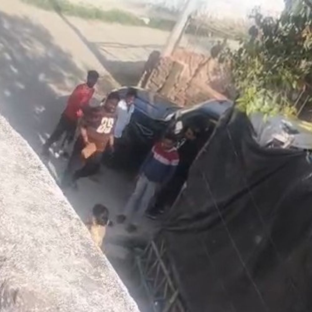 कोचिंग की फीस मांगने पर टीचर के घर हंगामा:कन्नौज में कोचिंग टीचर की मां से भी की बदसलूकी, पुलिस में शिकायत