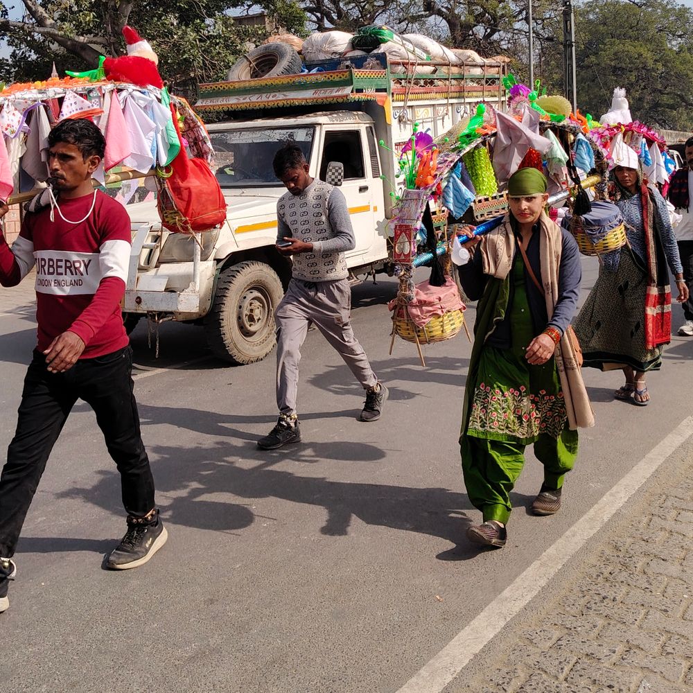 हाथरस में महाशिवरात्रि पर्व से पहले कांवड़ यात्रा:सिकंद्राराऊ-मथुरा मार्ग पर काफी भीड़, बम-बम भोले की गूंज
