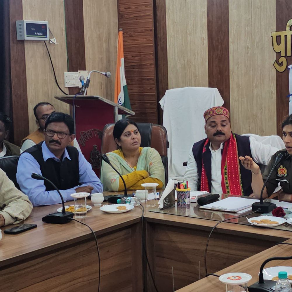 सुल्तानपुर में व्यापारियों के साथ SP ने ली मीटिंग:साइबर क्राइम इंस्पेक्टर ने नए प्रकार के साइबर अपराधों और उनसे बचाव के दिए टिप्स