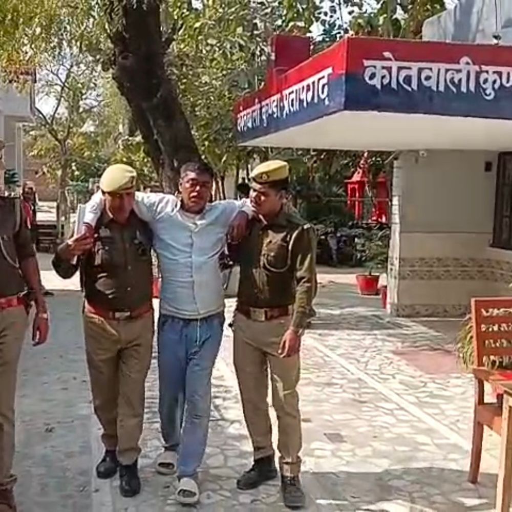 25 हजार का इनामी गैंगस्टर एक्ट आरोपी गिरफ्तार:गोंडा में पुलिस ने उसके घर के पास से पकड़ा