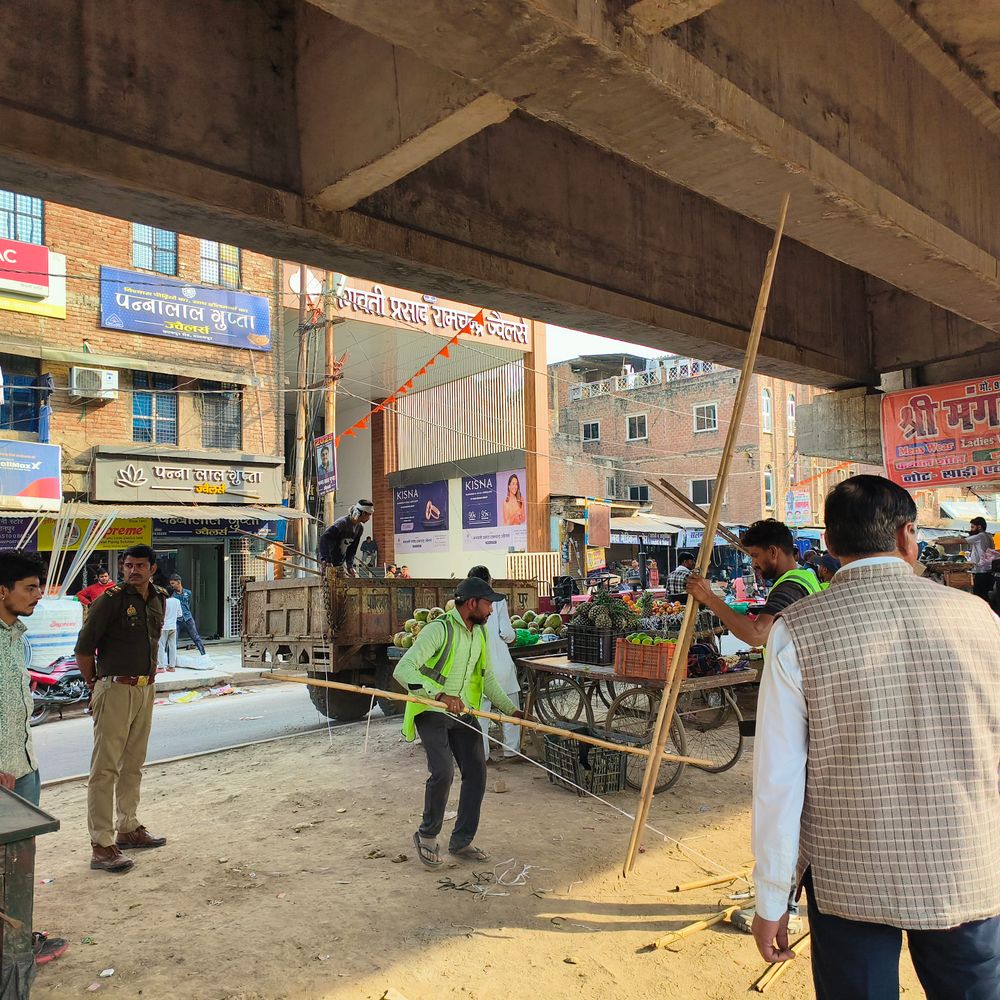 घाटमपुर में चला अतिक्रमण अभियान:शिव बारात से पहले ओवरब्रिज के नीचे का एरिया खाली कराया गया, भक्त लगाएंगे स्टॉल