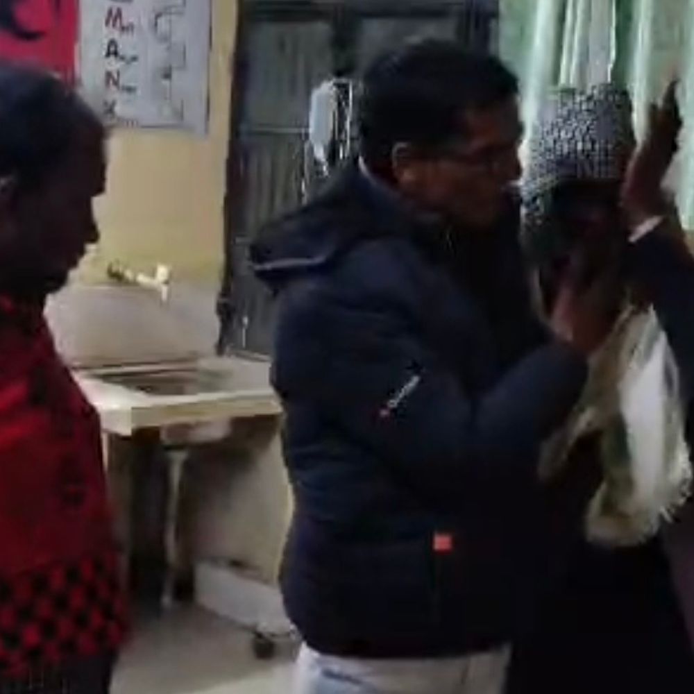 संभल में सांड से टकराई बाइक, पति की मौत:पत्नी गंभीर रूप से घायल, मेरठ-बदायूं हाईवे पर घर लौटते समय हुआ हादसा