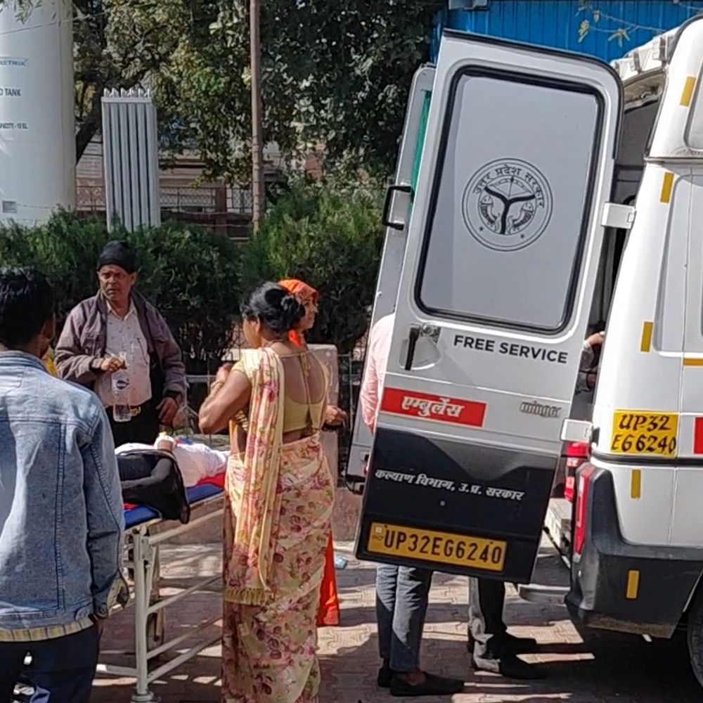 किशोरी पर खौलता तेल गिरा, गंभीर रूप से झुलसी:फर्रुखाबाद में मंदिर जाते समय हलवाई की दुकान पर हुआ हादसा