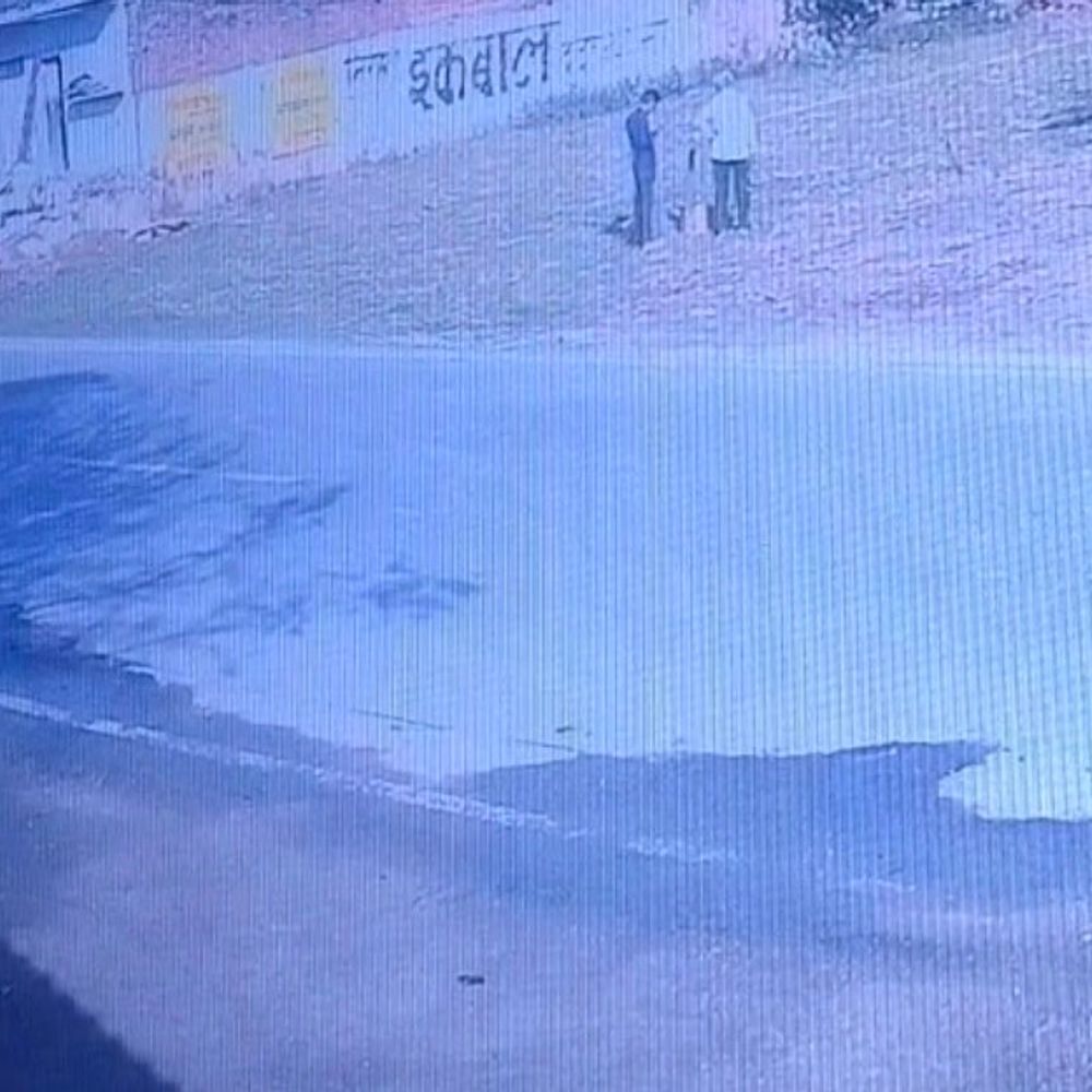 खेत की पैमाइश के बाद पिलर उखाड़े, VIDEO:लखीमपुर-खीरी में किसान को जान से मारने की धमकी, घटना CCTV में कैद