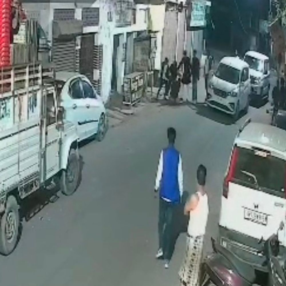 प्रतापगढ़ में बारातियों ने टेंट मालिक को पीटा:गाड़ी टच होने पर विवाद, सीसीटीवी फुटेज आया सामने