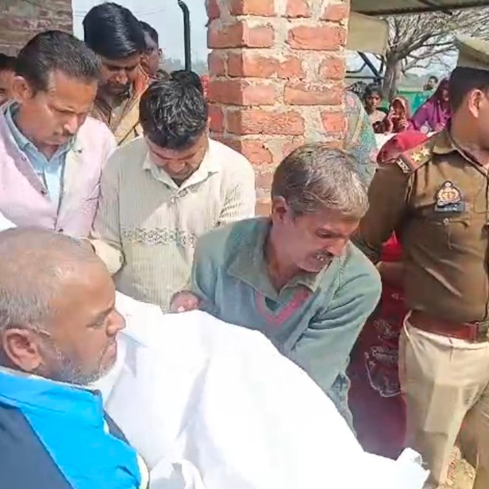 युवक का शव ट्यूबवेल के कमरे में लटका मिला:रायबरेली में परिवार ने हत्या की आशंका जताई, पुलिस जांच में जुटी