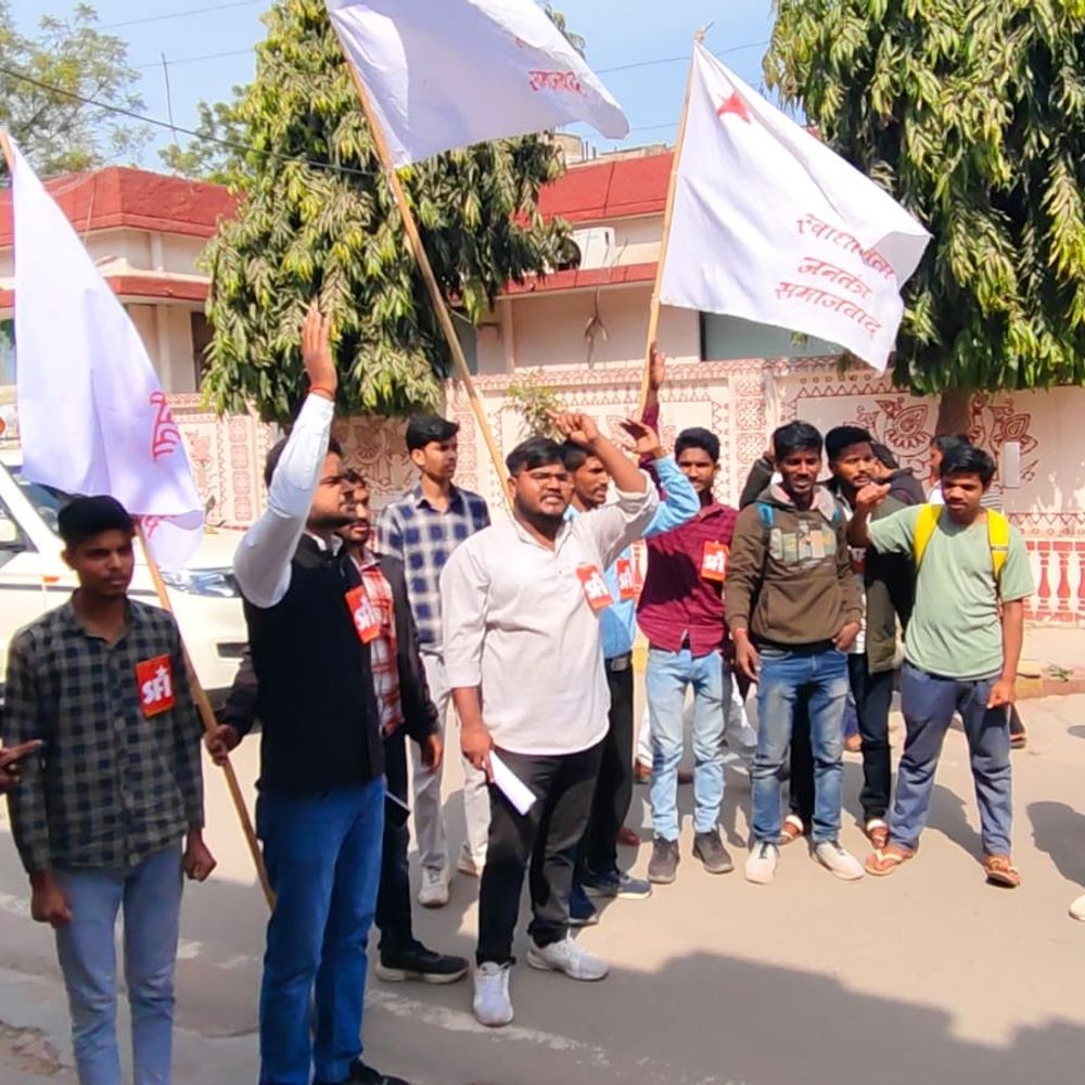 सुल्तानपुर कलेक्ट्रेट पर एसएफआई का प्रदर्शन:भेदभाव रोकने के लिए 'रोहित एक्ट' लागू करने की मांग, राष्ट्रपति को भेजा मांग पत्र