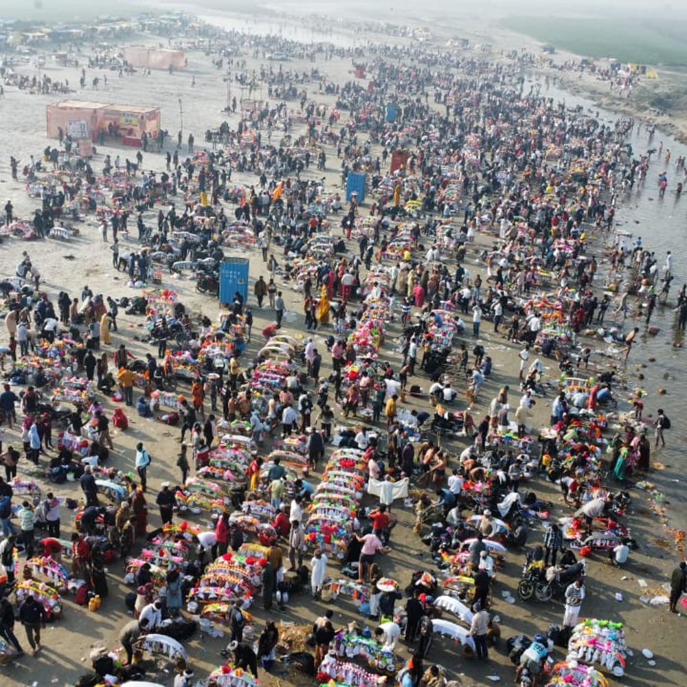 महाशिवरात्रि से पहले लहरा घाट पर कांवड़ियों की भीड़:सुरक्षा के लिए पुलिस ने ड्रोन से की निगरानी, भारी फोर्स तैनात