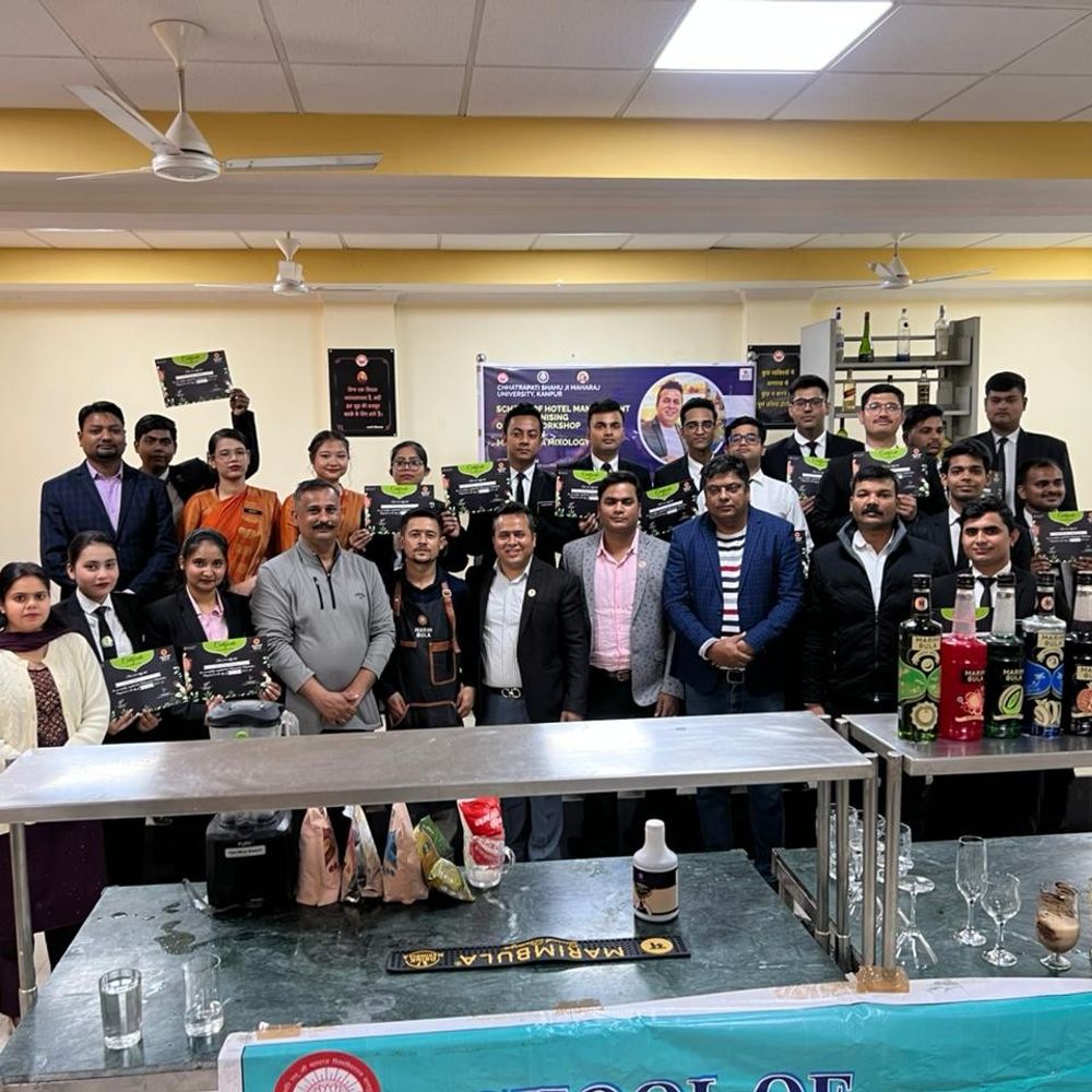 CSJMU के होटल मैनेजमेंट में छलके 'मॉकटेल्स' के रंग:नामी मिक्सोलॉजिस्ट्स ने सिखाया शेकिंग और स्टिरिंग का हुनर