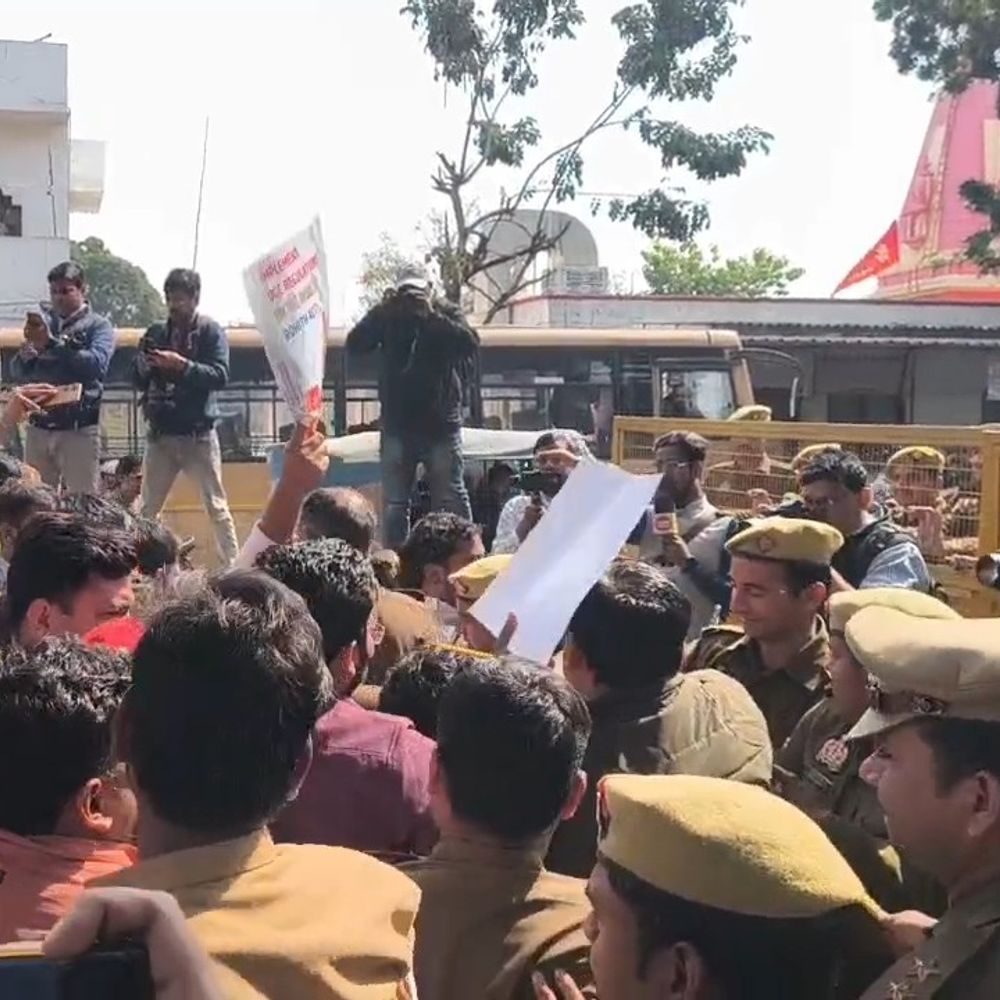 लखनऊ यूनिवर्सिटी में छात्रों का हंगामा:यूजीसी लागू करने की मांग को लेकर प्रदर्शन , पुलिस और छात्रों में नोकझोंक