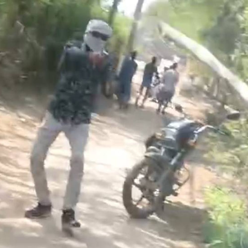 झांसी में तमंचे से गोली चलाने का VIDEO:फायर मिस होने से पिता-पुत्र की जान बची, लोगों ने बदमाश को दौड़ाया