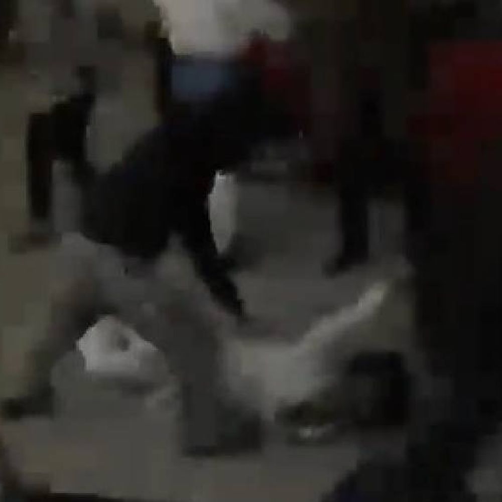 नोएडा में सड़क पर घसीट कर युवक को पीटा:लात घूंसे मारे फिर लाठी से पीटा, VIDEO के आधार पर जांच कर रही पुलिस