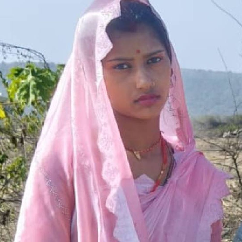 प्रेमी से बात करते पकड़ी गई महिला ने किया सुसाइड:गुस्साए पति ने बेल्टों से पीटा, तो मां को फोन करके बताया; फिर खाया जहर