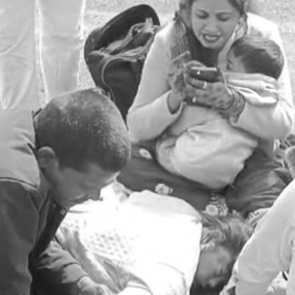 उन्नाव में ट्रक ने बाइक को मारी टक्कर:महिला की मौत, पति और दो बच्चे घायल