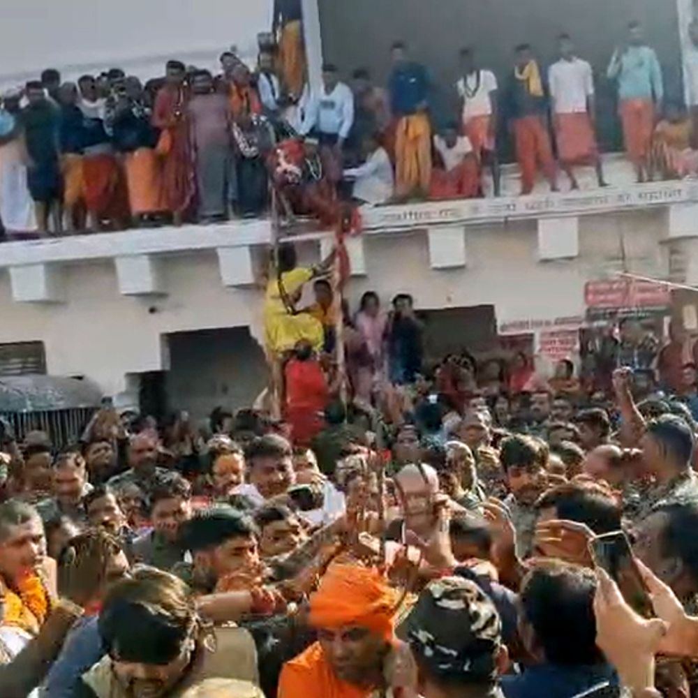 महाशिवरात्रि से पहले बाबा बैद्यनाथ-पार्वती मंदिर से पंचशूल उतारे गए:  मस्तक से स्पर्श करने के लिए उमड़ी भीड़; विशेष पूजा-अर्चना के बाद कल किए जाएंगे स्थापित – Deoghar News