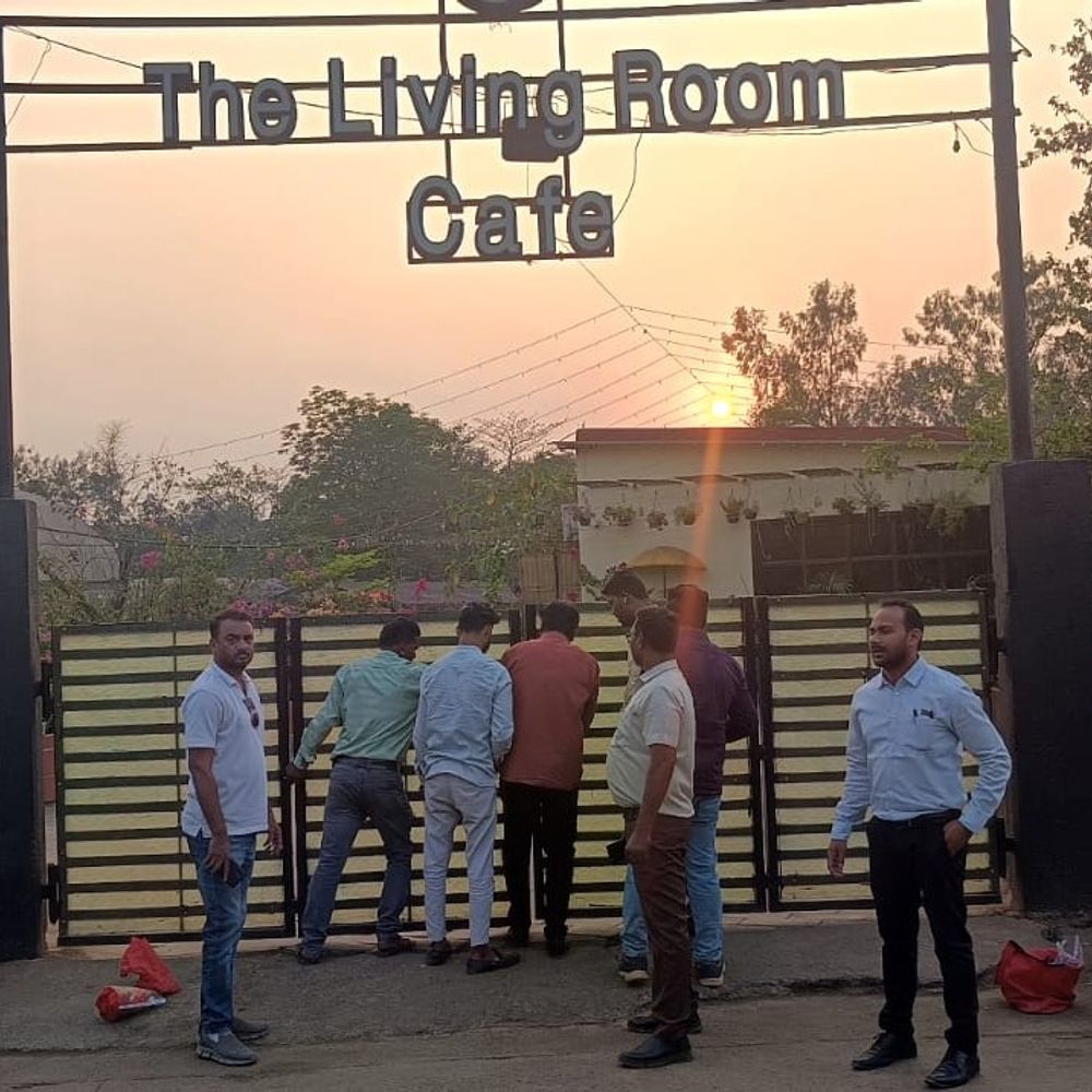 रायपुर का ‘लिविंग रूम कैफे’ सील:  टैक्स बकाया पर निगम की कार्रवाई; 4 बड़े बकायेदारों के 6 व्यवसायिक परिसर बंद – Raipur News