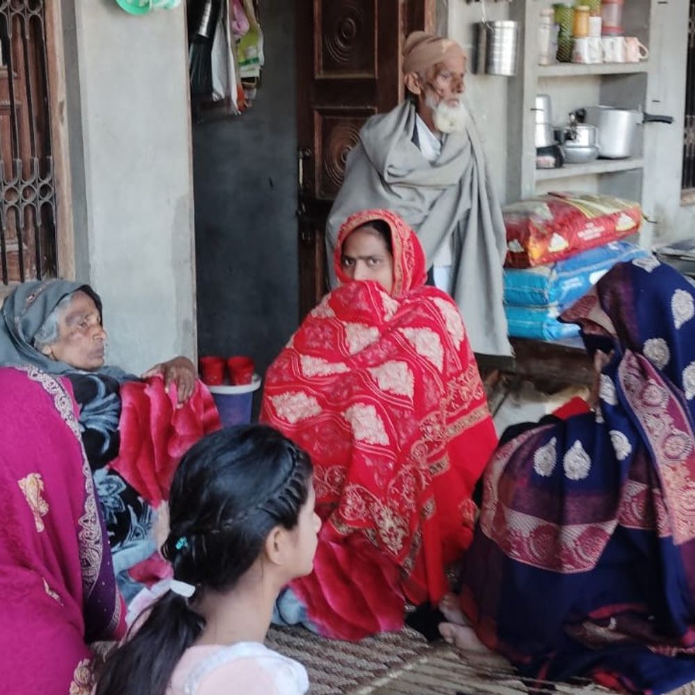 मेरठ में बुजुर्ग दंपत्ति के घर में लाखों की चोरी:देर रात घर में घुसे बदमाशों ने की वारदात, बुजुर्ग महिला को भी पीटा