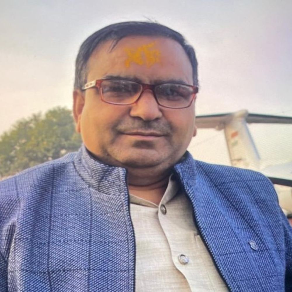 मथुरा में भाजपा नेता पर हमला:घर में घुसकर किये फायर,कुल्हाड़ी और लाठियों से तोड़ी 3 कार