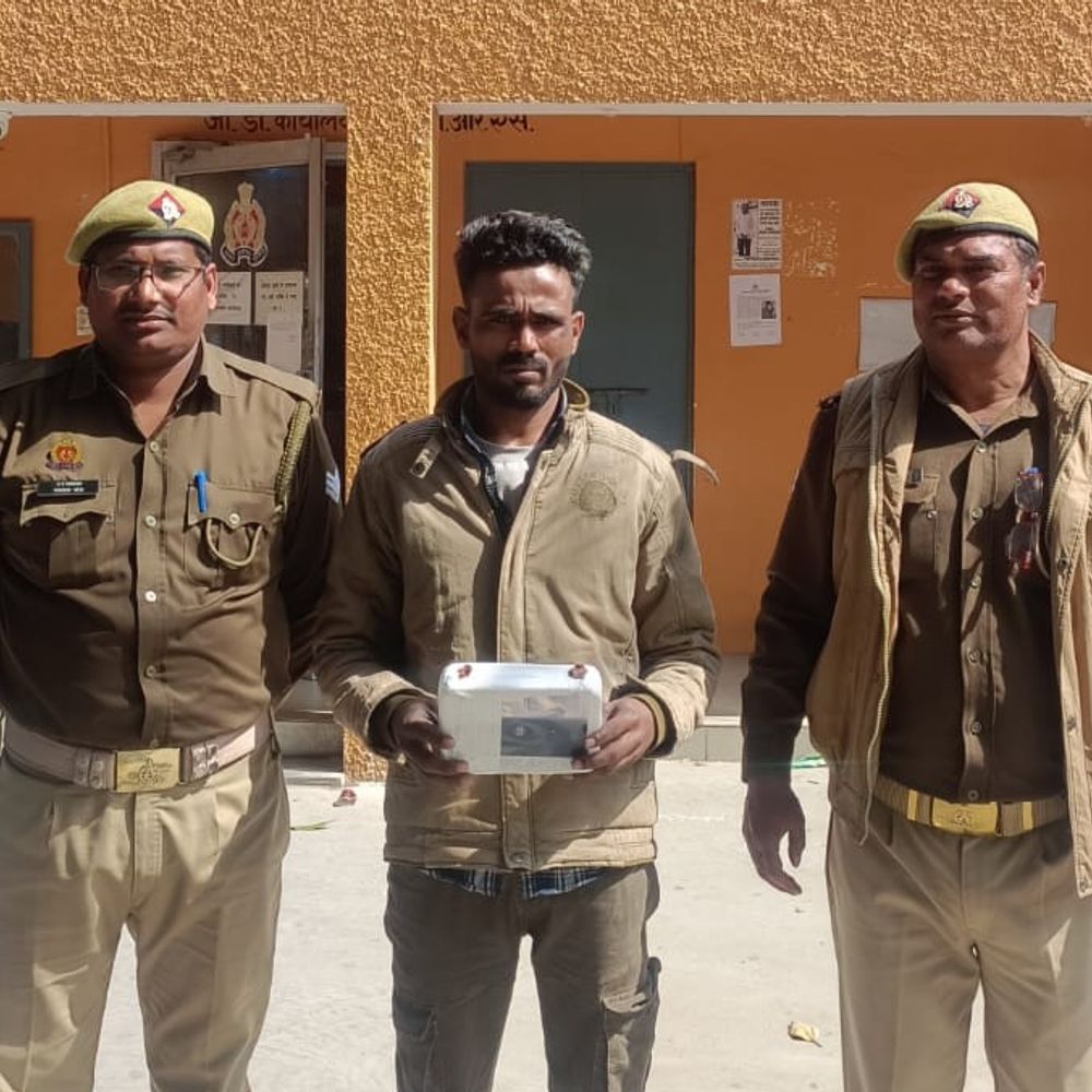 लखनऊ में कैफे से 5 हजार रुपए-मोबाइल फोन चोरी:CCTV फुटेज में कैद हुई वारदात, पुलिस ने चोर को पकड़ा