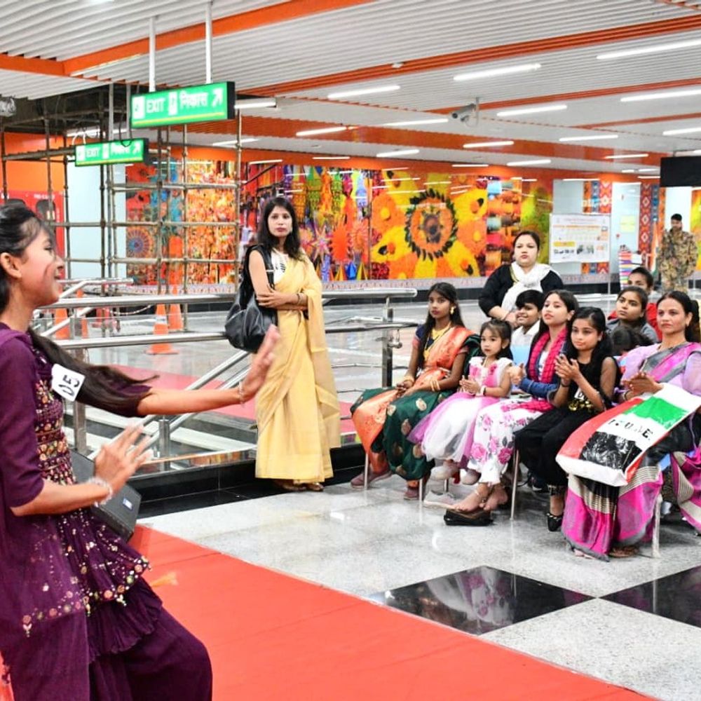 मेट्रो स्टेशन बना 'टैलेंट हब':बड़ा चौराहा पर गूंजे पुराने नगमे, थिरके बच्चों के कदम