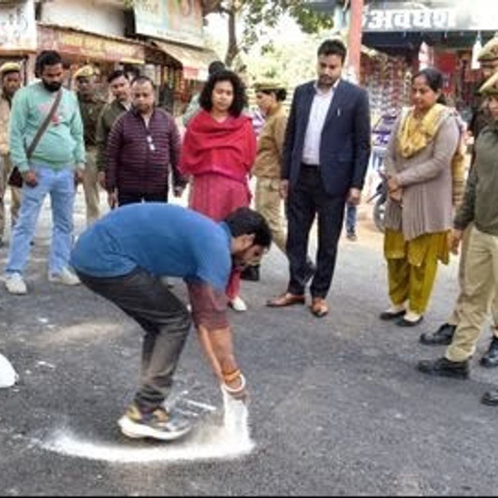 लखीमपुर में 37 लाख की सड़क का सैंपल फेल:डीएम के निरीक्षण के बाद गुणवत्ता पर उठे सवाल, घटिया सामग्री की शिकायत