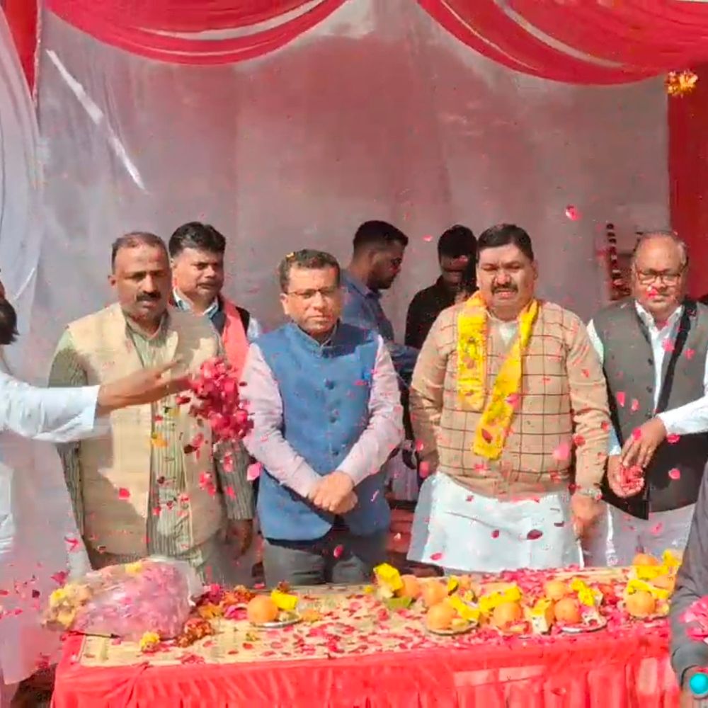 बाराबंकी में शिव भक्तों पर मुस्लिम समाज ने बरसाए फूल:पूर्व मंत्री अरविंद सिंह गोप ने कहा- हिंदुस्तान की पहचान गंगा-जमुनी तहजीब